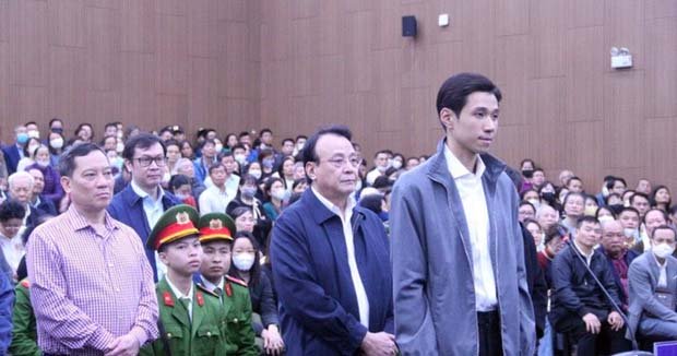 Chủ tịch Tân Hoàng Minh liên tục lau nước mắt khi nghe luật sư bào chữa cho con trai-2