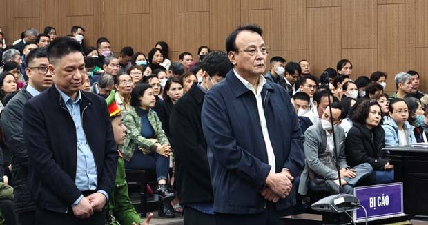 Chủ tịch Tân Hoàng Minh liên tục lau nước mắt khi nghe luật sư bào chữa cho con trai-1