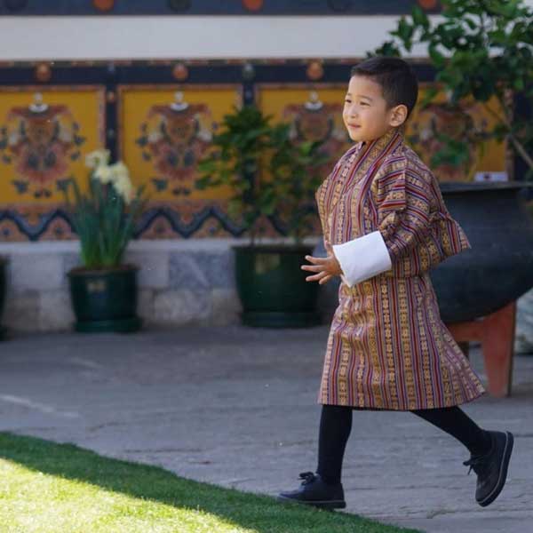 Hoàng tử nhỏ của vương quốc hạnh phúc Bhutan tròn 4 tuổi, hình ảnh mới nhất được hoàng hậu công bố khiến dân tình ngỡ ngàng-1