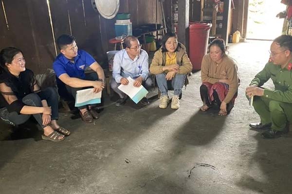 Phản ứng nhanh nhạy của nữ nhân viên an ninh sân bay cứu cháu bé trong gang tấc khiến nhiều người nể phục-1