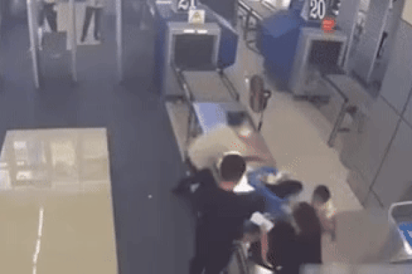 Phản ứng nhanh nhạy của nữ nhân viên an ninh sân bay cứu cháu bé trong gang tấc khiến nhiều người nể phục
