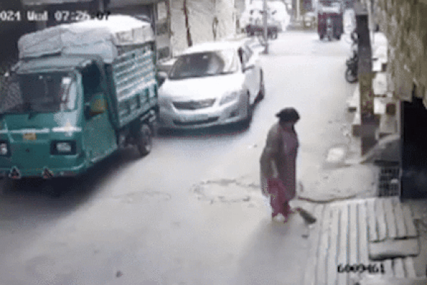 Xe đầu kéo vào cua gấp, 3 cuộn sắt nặng hàng tấn rơi xuống đường-1