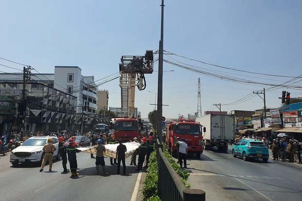 Nam thanh niên la hét, nhảy múa trên cột điện ở TPHCM-2