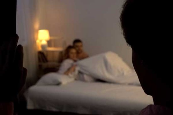 Biết tin chồng ngoại tình, vợ bay về nước tìm đến tận khách sạn để xử cả chồng lẫn 'tiểu tam'