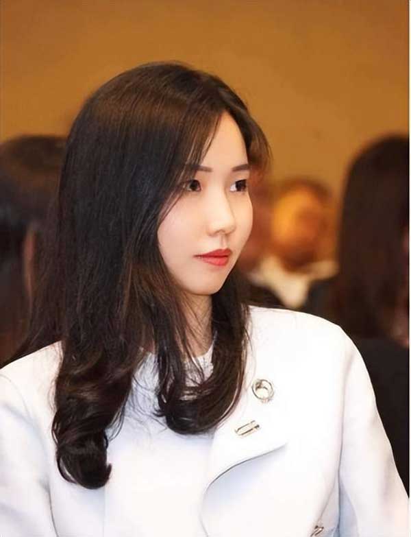 Nữ tổng tài nổi tiếng nhất nhì Trung Quốc: 23 tuổi thừa kế 350 nghìn tỷ đồng, chứng minh năng lực xuất sắc, danh tính chồng khiến ai cũng trầm trồ-2