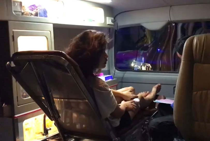 Biết tin chồng ngoại tình, vợ bay về nước tìm đến tận khách sạn để xử cả chồng lẫn tiểu tam-2