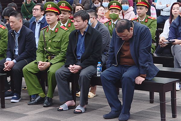 Nhiều người dân bất ngờ nhặt được tiền rơi từ trên nóc ô tô đang di chuyển-2