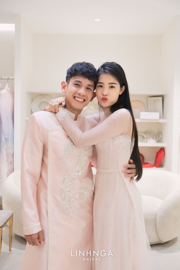 Cầu thủ Hồng Duy tình tứ bên ái nữ Tổng giám đốc công ty cao su, si mê ngắm nhìn nửa kia diện váy cô dâu trước đám cưới-6