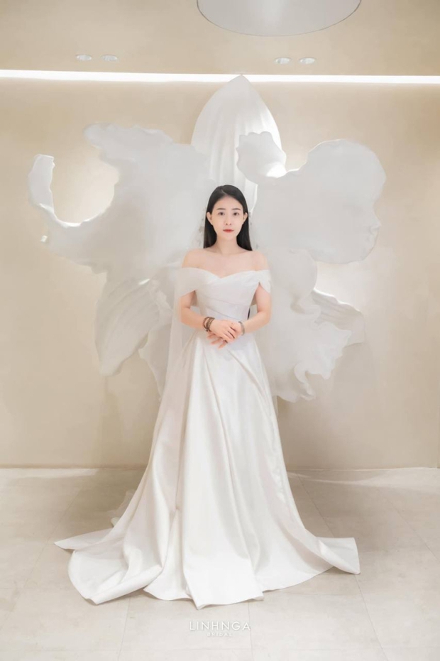 Cầu thủ Hồng Duy tình tứ bên ái nữ Tổng giám đốc công ty cao su, si mê ngắm nhìn nửa kia diện váy cô dâu trước đám cưới-10