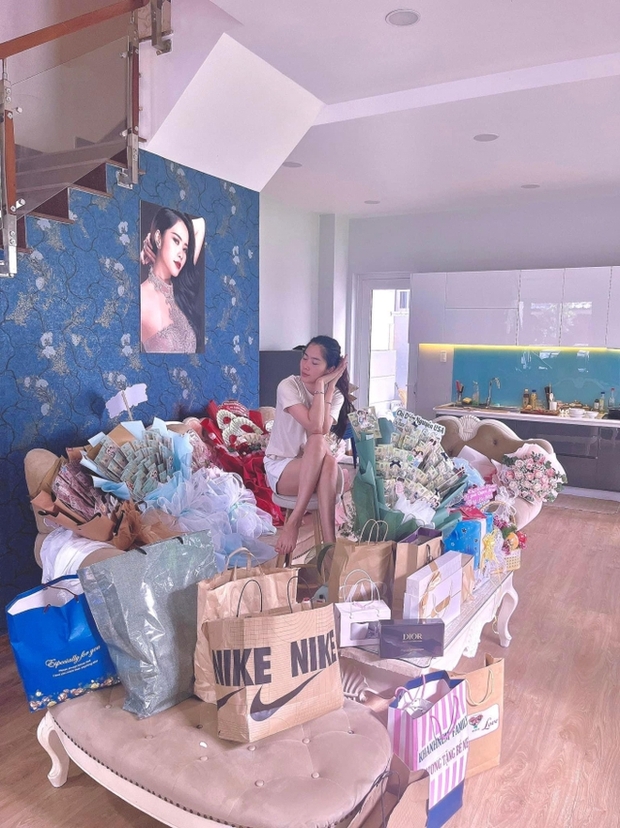 Trò lố của Nam Em với khán giả tặng hoa tiền-4