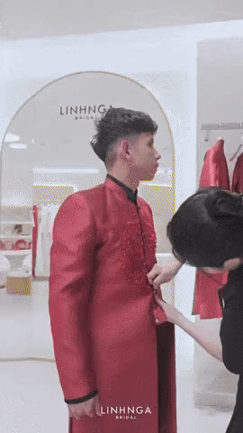 Cầu thủ Hồng Duy tình tứ bên ái nữ Tổng giám đốc công ty cao su, si mê ngắm nhìn nửa kia diện váy cô dâu trước đám cưới-2