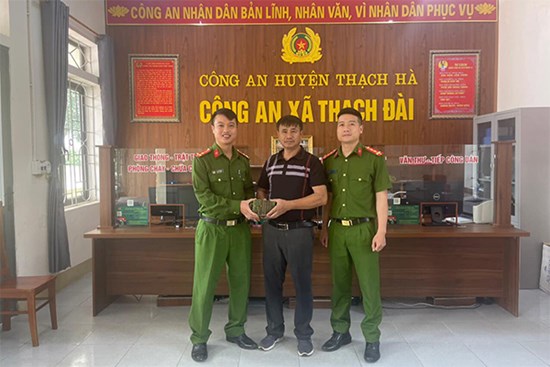 Nhiều người dân bất ngờ nhặt được tiền rơi từ trên nóc ô tô đang di chuyển