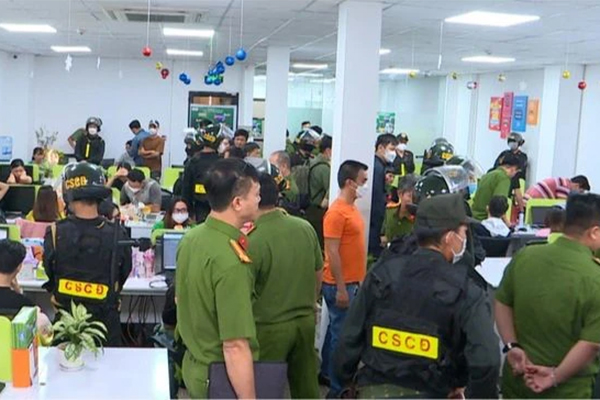 Khoảnh khắc xe taxi mất lái, tông bay hai người đang chờ đèn đỏ ở Long Biên, Hà Nội-1