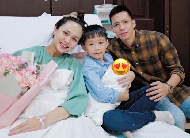 Văn Quyết công khai ảnh công chúa nhỏ mới sinh, hé lộ biệt danh vô cùng đặc biệt gắn liền với Hà Nội-1