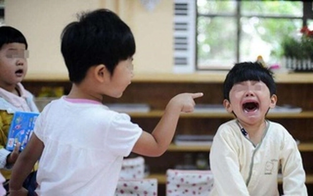 Nhắn 1 tin thảo mai vào nhóm lớp chung, ông bố thông minh giúp con gái xoay chuyển tình thế, đi học không bao giờ lo bị thiệt thòi-1