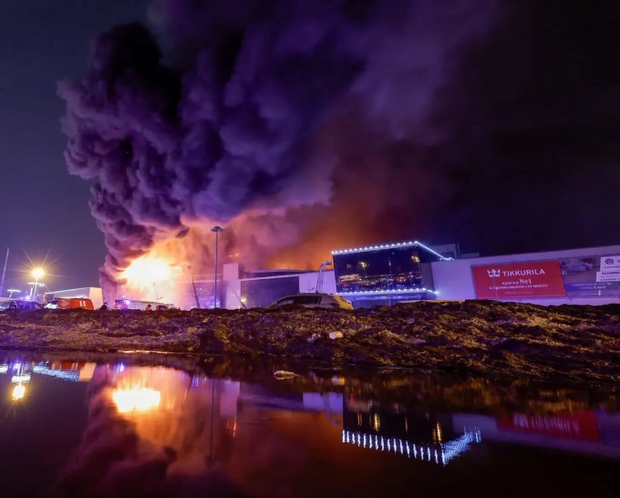 Cảnh tượng kinh hoàng vụ tấn công tồi tệ nhất ở Nga nhiều năm qua: Ngàn người hoảng loạn giẫm đạp chạy trốn, toà nhà lớn chìm trong biển lửa-1