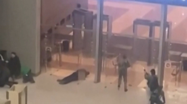 Cảnh tượng kinh hoàng vụ tấn công tồi tệ nhất ở Nga nhiều năm qua: Ngàn người hoảng loạn giẫm đạp chạy trốn, toà nhà lớn chìm trong biển lửa-5