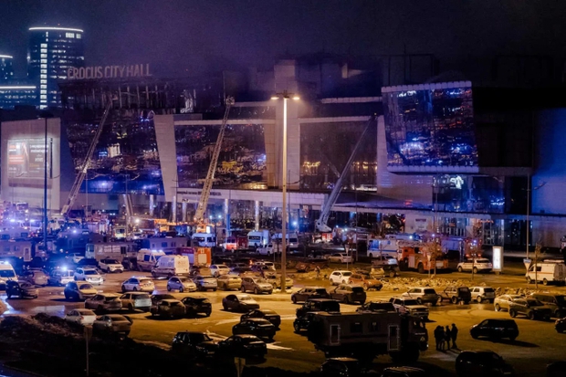 Cảnh tượng kinh hoàng vụ tấn công tồi tệ nhất ở Nga nhiều năm qua: Ngàn người hoảng loạn giẫm đạp chạy trốn, toà nhà lớn chìm trong biển lửa-6