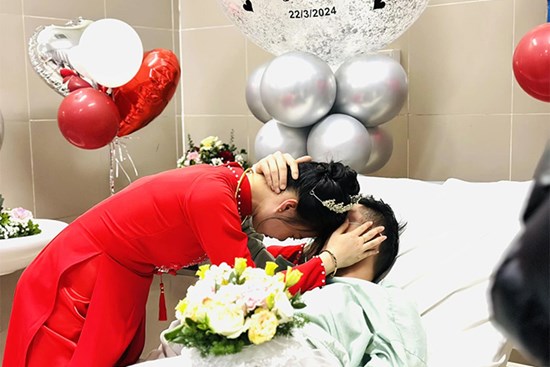 Đám cưới đặc biệt trong phòng bệnh: Hành trình sinh tử của chú rể