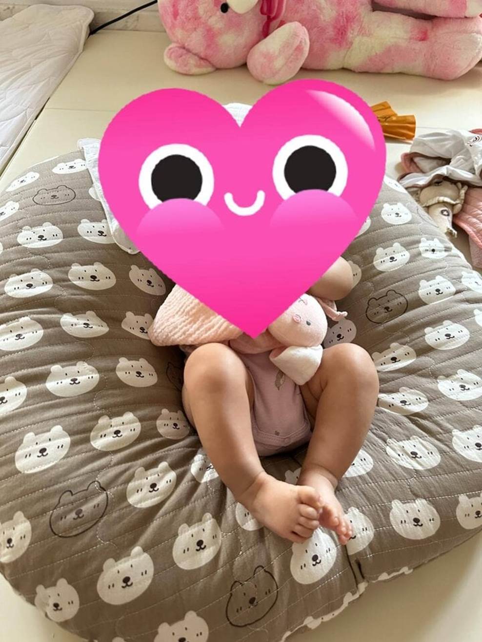 Kỷ niệm 1 năm ngày cưới với Linh Rin, Phillip Nguyễn hé lộ hình ảnh con gái-4