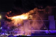 Cảnh tượng kinh hoàng vụ tấn công tồi tệ nhất ở Nga nhiều năm qua: Ngàn người hoảng loạn giẫm đạp chạy trốn, toà nhà lớn chìm trong biển lửa