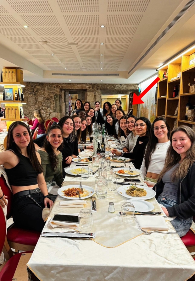 Từng bị đồng đội chê lúa, Huỳnh Như hiện tại khác hoàn toàn: Ăn mặc phóng khoáng, trang điểm xinh đẹp đi chơi ở trời Âu-1