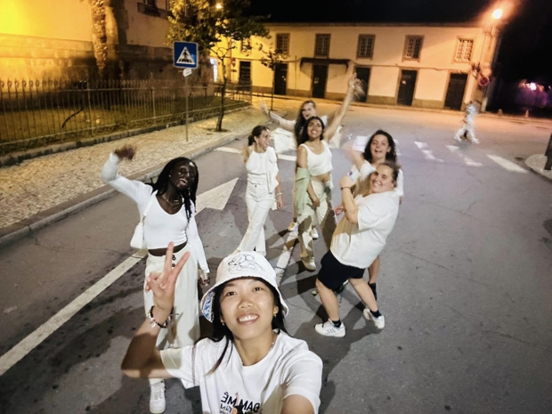 Từng bị đồng đội chê lúa, Huỳnh Như hiện tại khác hoàn toàn: Ăn mặc phóng khoáng, trang điểm xinh đẹp đi chơi ở trời Âu-3