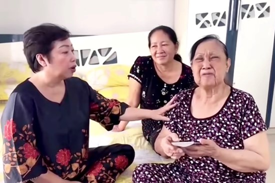 Nghệ sĩ Hoa Mỹ Hạnh bật khóc nhận 100 đô: