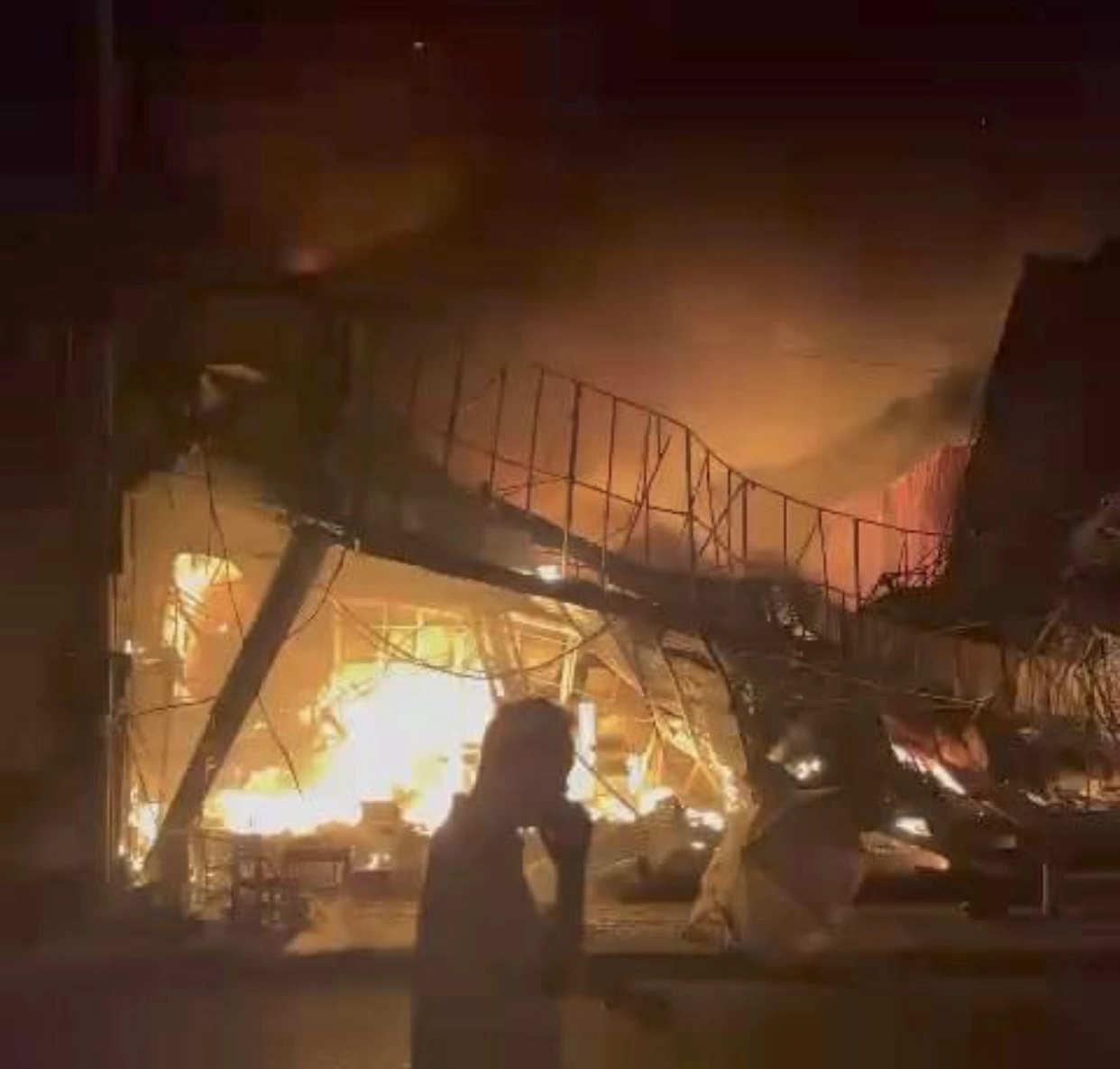 CLIP: Cháy nhà sách kinh hoàng tại Bình Phước-1