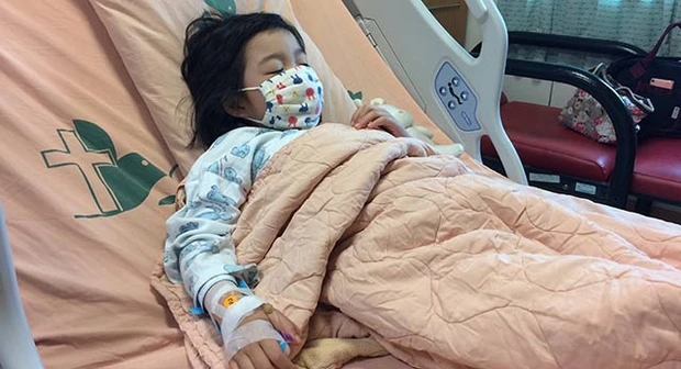 Chỉ sau một cơn cảm cúm, bé gái 2 tuổi chán ăn, mệt mỏi, suýt đối mặt với tử thần bởi một căn bệnh không ngờ-1