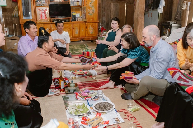 Gia đình chú rể Mỹ đội khăn Piêu, đem tráp lễ tới rước cô gái dân tộc, đám cưới xôn xao một vùng-1