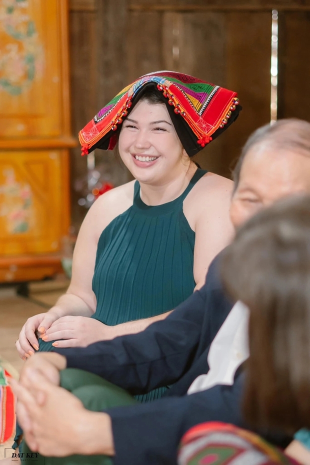 Gia đình chú rể Mỹ đội khăn Piêu, đem tráp lễ tới rước cô gái dân tộc, đám cưới xôn xao một vùng-3