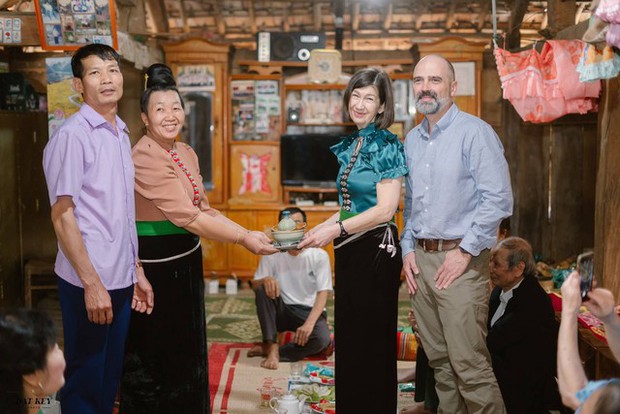 Gia đình chú rể Mỹ đội khăn Piêu, đem tráp lễ tới rước cô gái dân tộc, đám cưới xôn xao một vùng-4