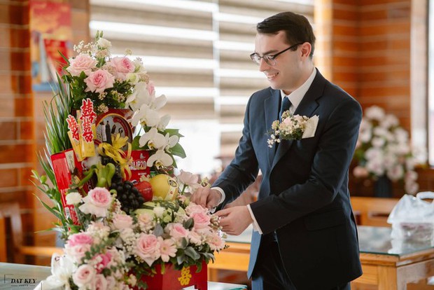 Gia đình chú rể Mỹ đội khăn Piêu, đem tráp lễ tới rước cô gái dân tộc, đám cưới xôn xao một vùng-5