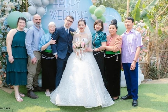 Gia đình chú rể Mỹ đội khăn Piêu, đem tráp lễ tới rước cô gái dân tộc, đám cưới xôn xao một vùng