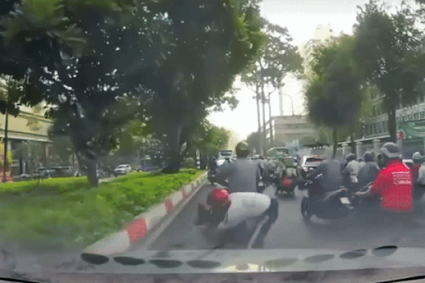 Clip: Bố chở đi học, con rơi xuống đường ngay trước đầu ô tô