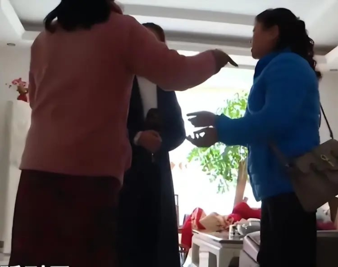 Hai con gái đuổi mẹ ra khỏi nhà không cho bà hưởng tài sản của cha quá cố: Thân phận trước kia của bà ấy không phải bình thường!-2