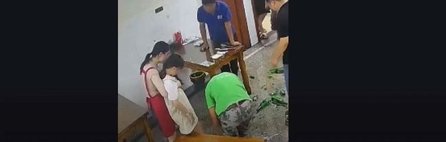 Bức ảnh bí mật chụp trên tàu dậy sóng cộng đồng mạng: Điều đáng sợ nhất của 1 gia đình không phải là nghèo khó mà là thứ này-2