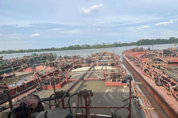 Ông trùm cát lậu thu hàng chục tỉ, chi 3 tỉ đồng cho cựu công an chạy tội-2