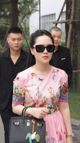 Vợ Duy Mạnh lên đồ như tổng tài, mang theo vệ sĩ vào thăm chị gái mới sinh con, khiến mẹ bỉm cười suýt bục vết mổ-1