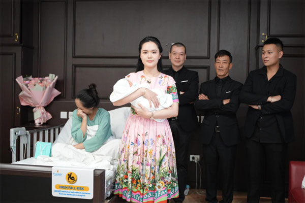 Vợ Duy Mạnh lên đồ như tổng tài, mang theo vệ sĩ vào thăm chị gái mới sinh con, khiến mẹ bỉm cười suýt bục vết mổ-3