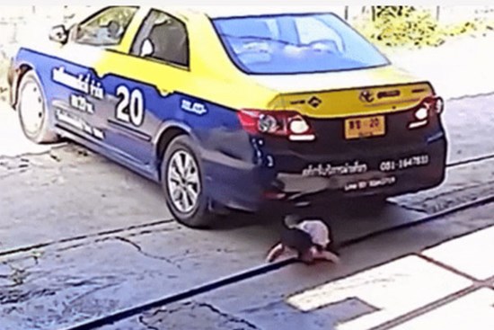 Clip: Lùi xe ô tô, mẹ suýt cán trúng con gái 1 tuổi ở phía sau