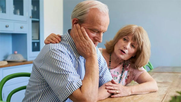 Dấu hiệu ở cổ họng cảnh báo chứng sa sút trí tuệ không nên bỏ qua-1