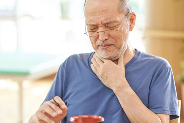 Dấu hiệu ở cổ họng cảnh báo chứng sa sút trí tuệ không nên bỏ qua-2