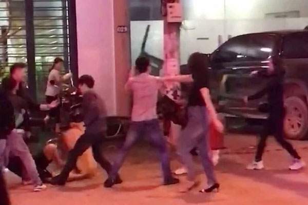 Bắt khẩn cấp 9 đối tượng đánh ghen gây náo loạn-1