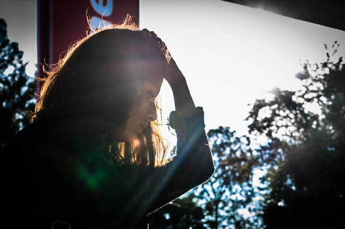 Tin nhắn mập mờ lúc nửa đêm của tình cũ khiến người phụ nữ khốn khổ-1