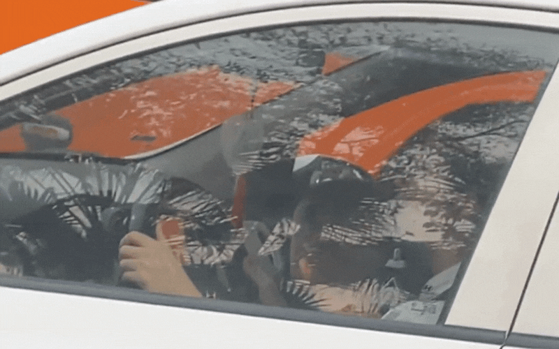 Clip mẹ cho con ngồi vào lòng khi lái xe gây tranh cãi: Người kêu nguy hiểm, người bảo có con đi rồi mới hiểu-1