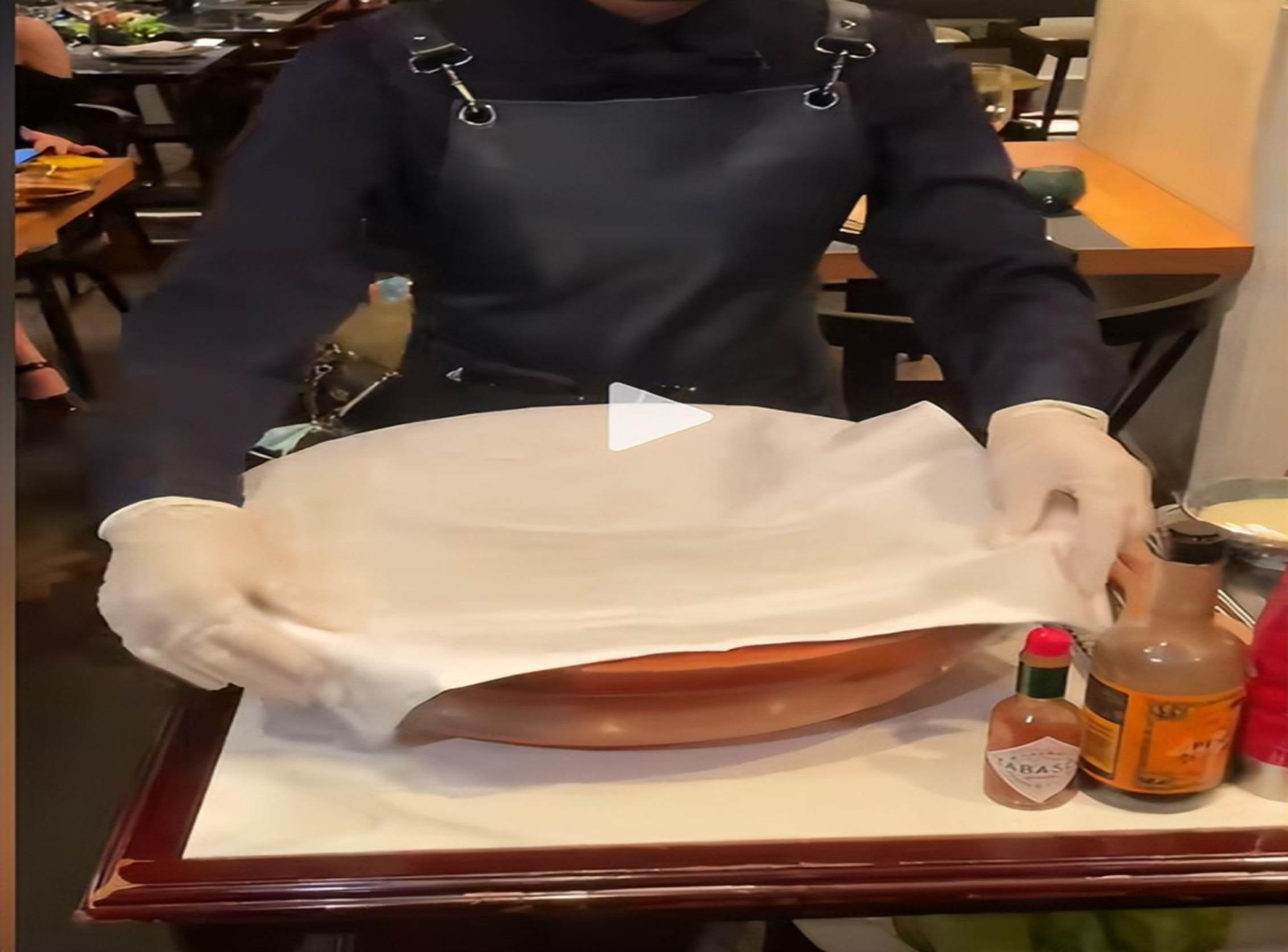 Cơm nhà giàu Thượng Hải gây tranh cãi với giá như trên trời: Có gì trong món salad hơn 700.000 đồng và đĩa bánh sừng bò bé như ngón tay?-3