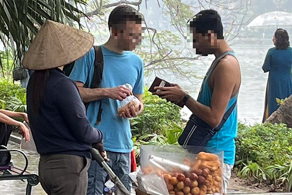 Công an vào cuộc vụ nữ du khách nước ngoài bị chém 3 quả dứa giá 500.000 đồng-2