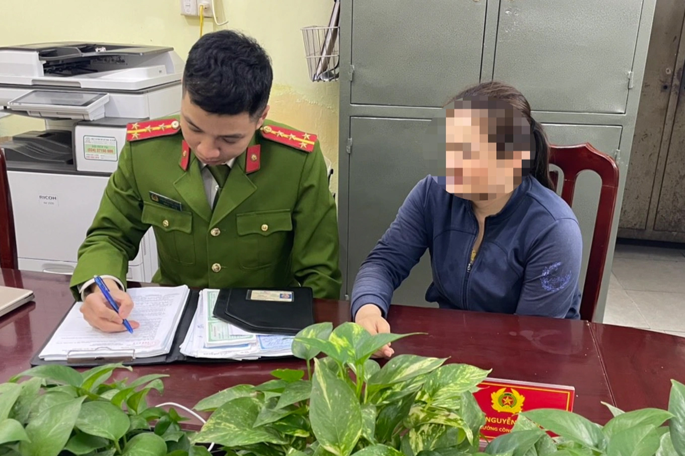 Thêm người bán hàng rong ở Hà Nội bị tố chặt chém khách Tây túi bánh rán-2